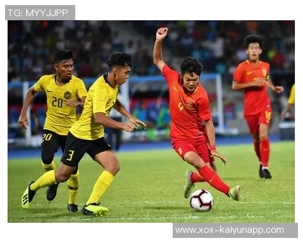 杜尚别独立球员门前制造威胁胜利球员极限倒勾解围展现精彩防守 杜尚别独立球员门前制造威胁胜利球员极限倒勾解围展现精彩防守